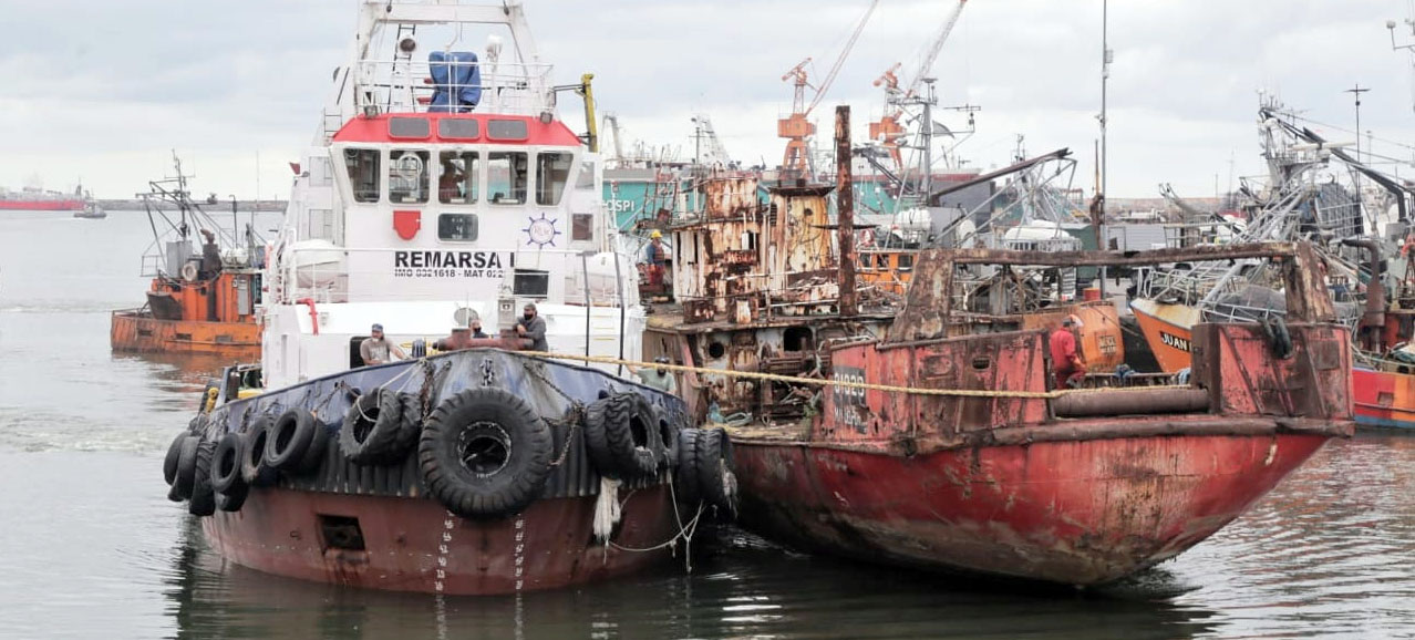 Puerto Mar del Plata: Retiraron del Muelle 2 al buque inactivo “Chiarpesca 57” Puerto Mar del Plata: Retiraron del Muelle 2 al buque inactivo “Chiarpesca 57”